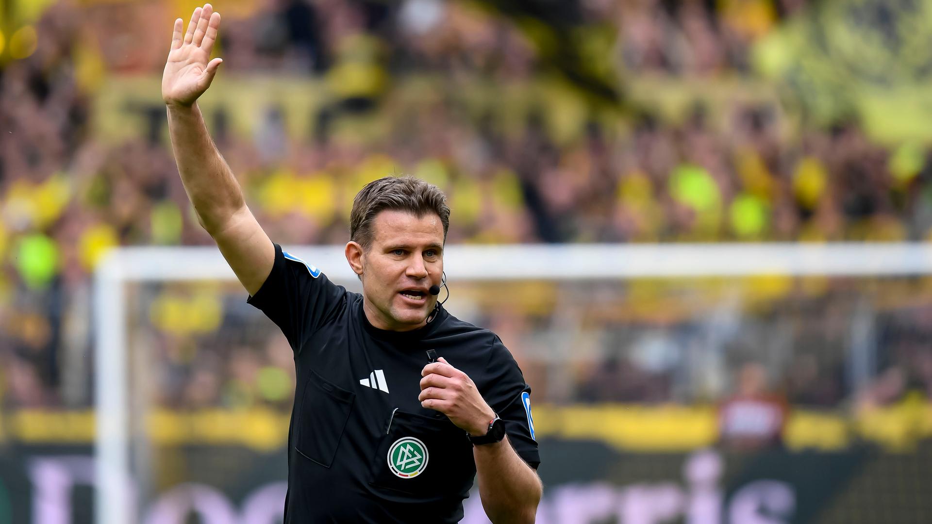 Schiedsrichter Felix Brych gestikuliert waehrend des Spiels der 1. Bundesliga zwischen Borussia Dortmund und VfL Wolfsburg