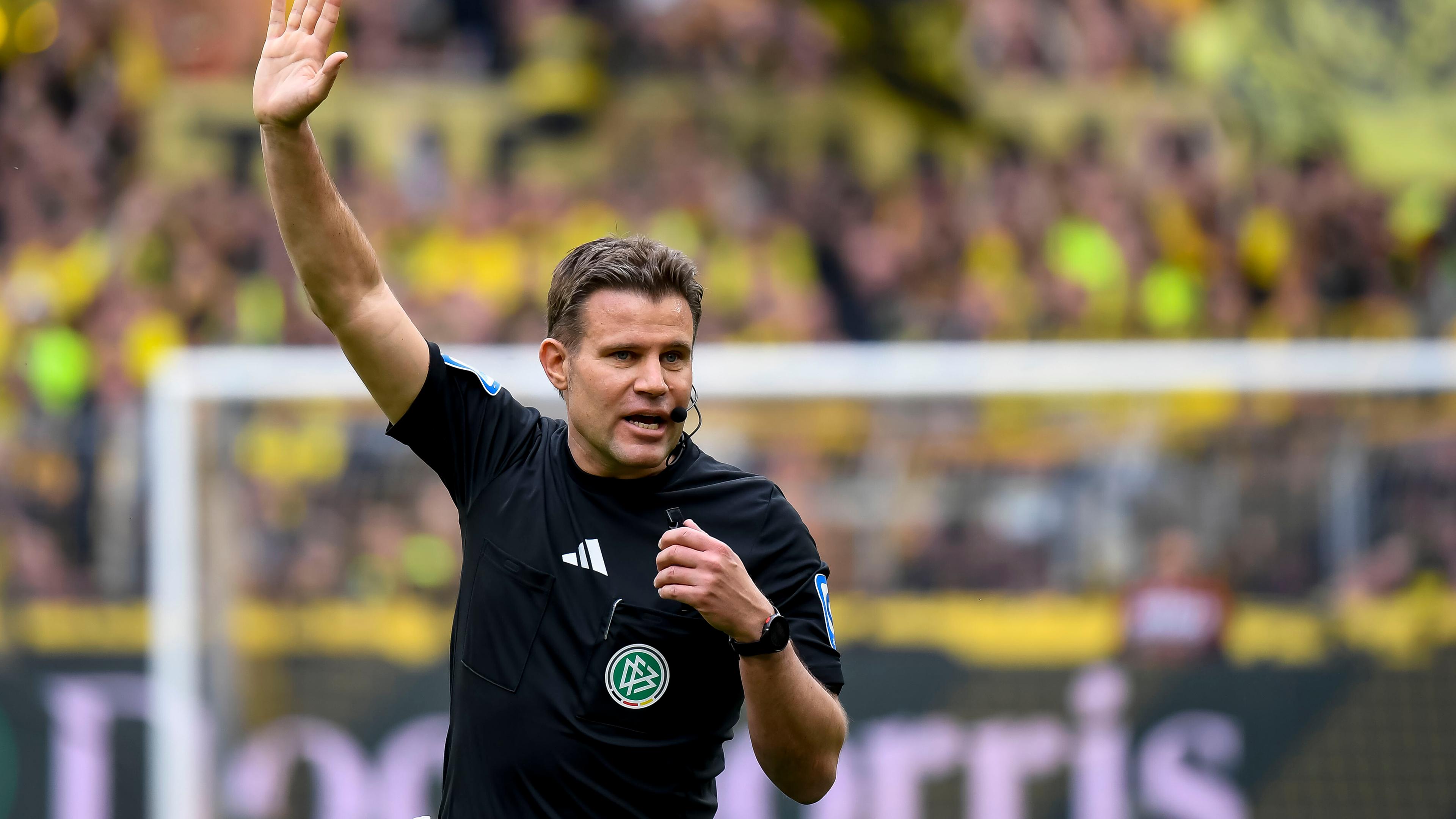 Schiedsrichter Felix Brych gestikuliert waehrend des Spiels der 1. Bundesliga zwischen Borussia Dortmund und VfL Wolfsburg