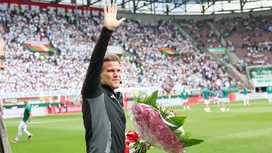 Schiedsrichter Felix Brych winkt in das Stadion.