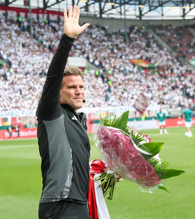Schiedsrichter Felix Brych winkt in das Stadion.
