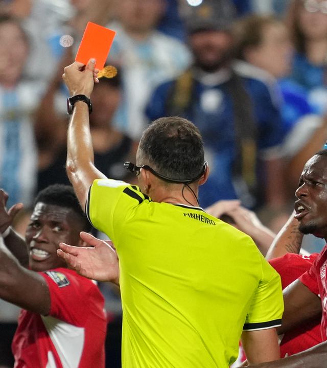 Schiedsrichter Joao Pinheiro aus Portugal zeigt dem Schweizer Breel Embolo (7, links) während des WM-Viertelfinalspiels zwischen Argentinien und der Schweiz in Kansas City die Rote Karte.