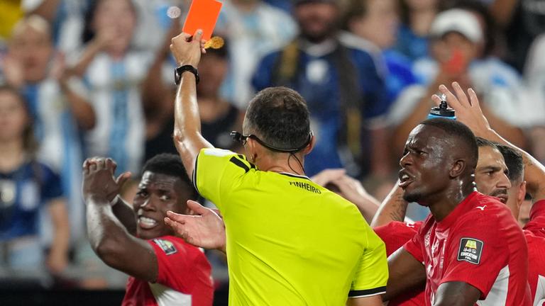 Schiedsrichter Joao Pinheiro aus Portugal zeigt dem Schweizer Breel Embolo (7, links) während des WM-Viertelfinalspiels zwischen Argentinien und der Schweiz in Kansas City die Rote Karte.