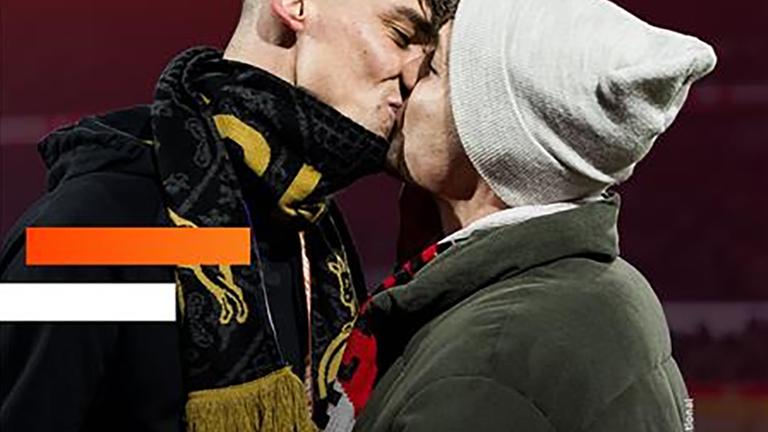 Schiedsrichter Pascal Kaiser hat seinem Freund Moritz im Stadion einen Heiratsantrag gemacht. 