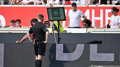 Schiedsrichter Referee Robert Schroeder VAR (Archivfoto)