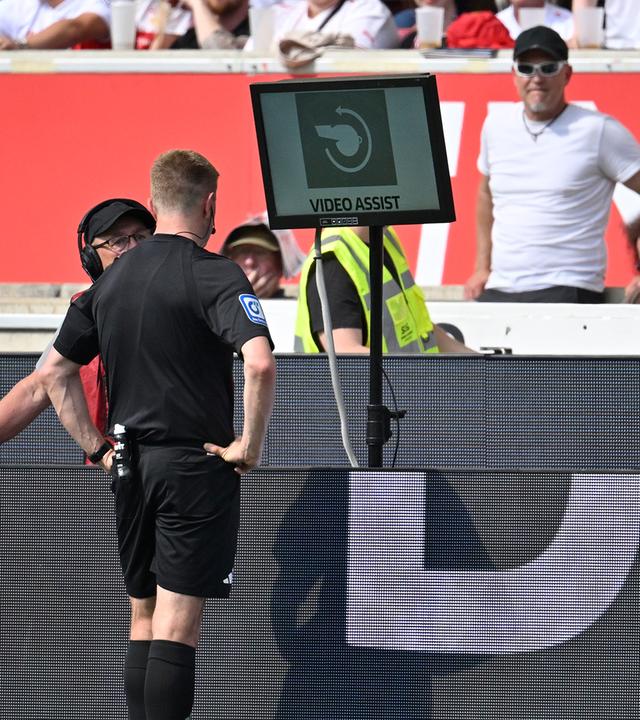 Schiedsrichter Referee Robert Schroeder VAR (Archivfoto)