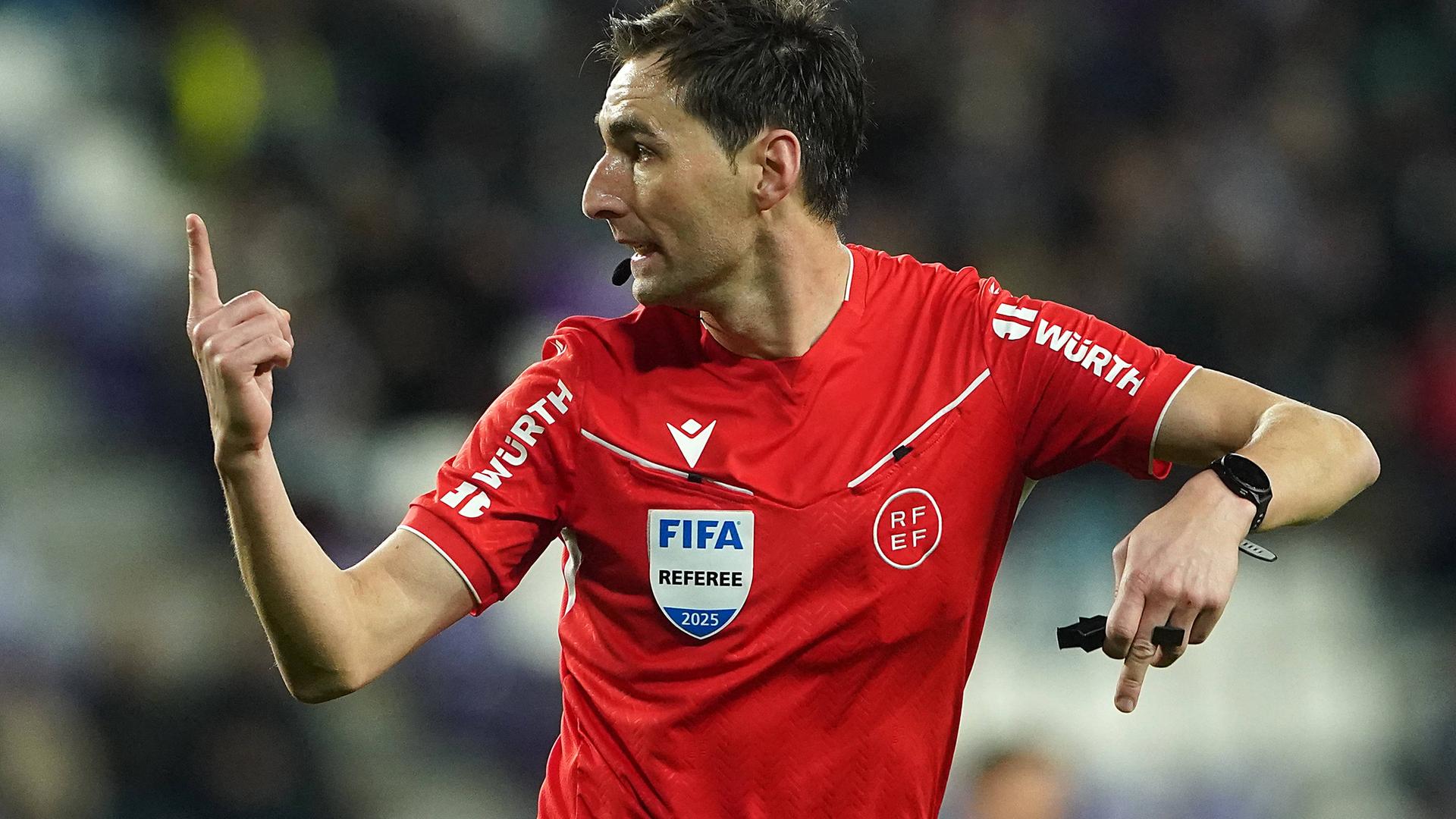 Schiedsrichter Ricardo de Burgos Bengoetxea während des La Liga-Spiels