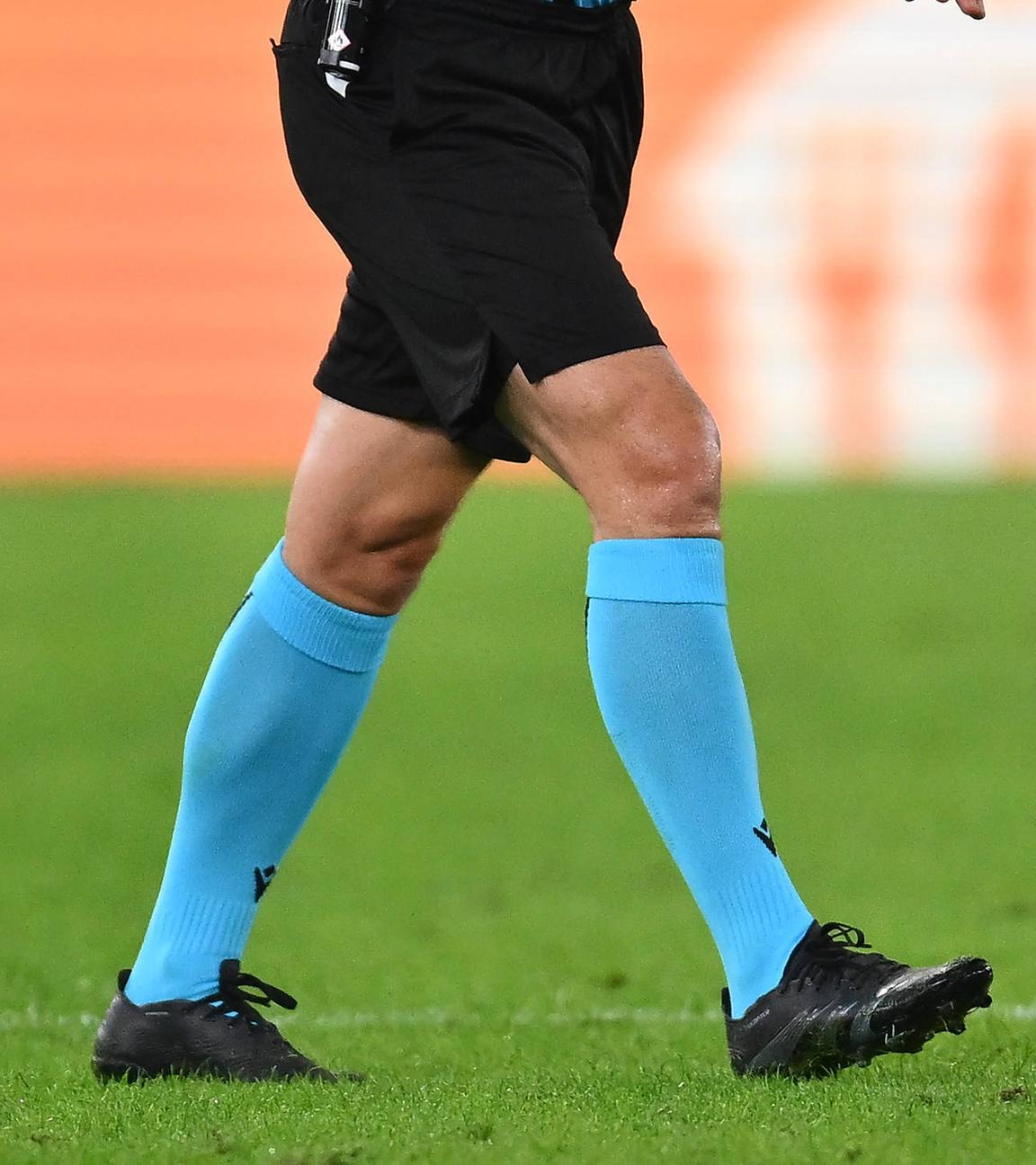 Ein Schiedsrichter während eines Fußballspiels.