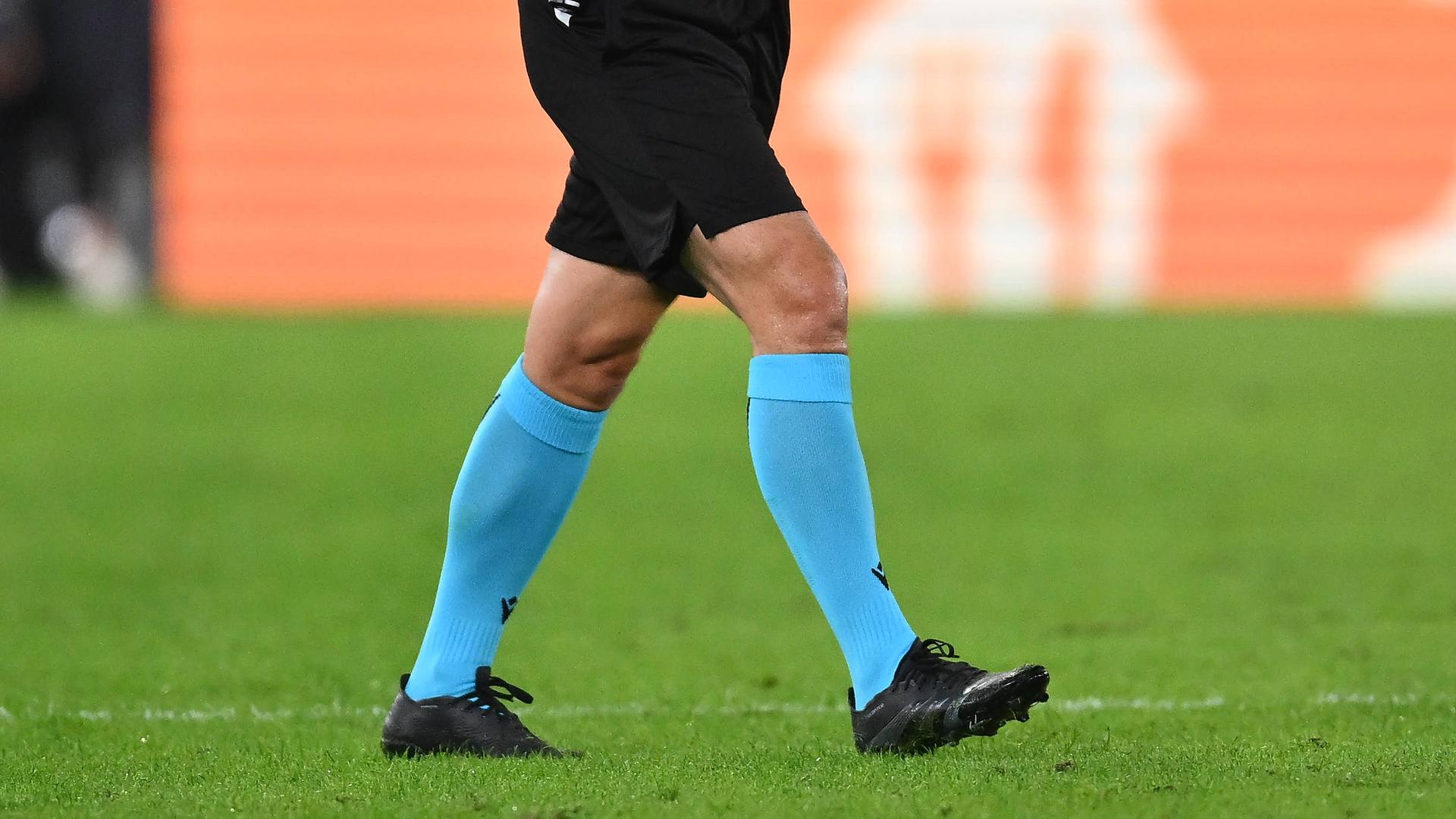 Ein Schiedsrichter während eines Fußballspiels.