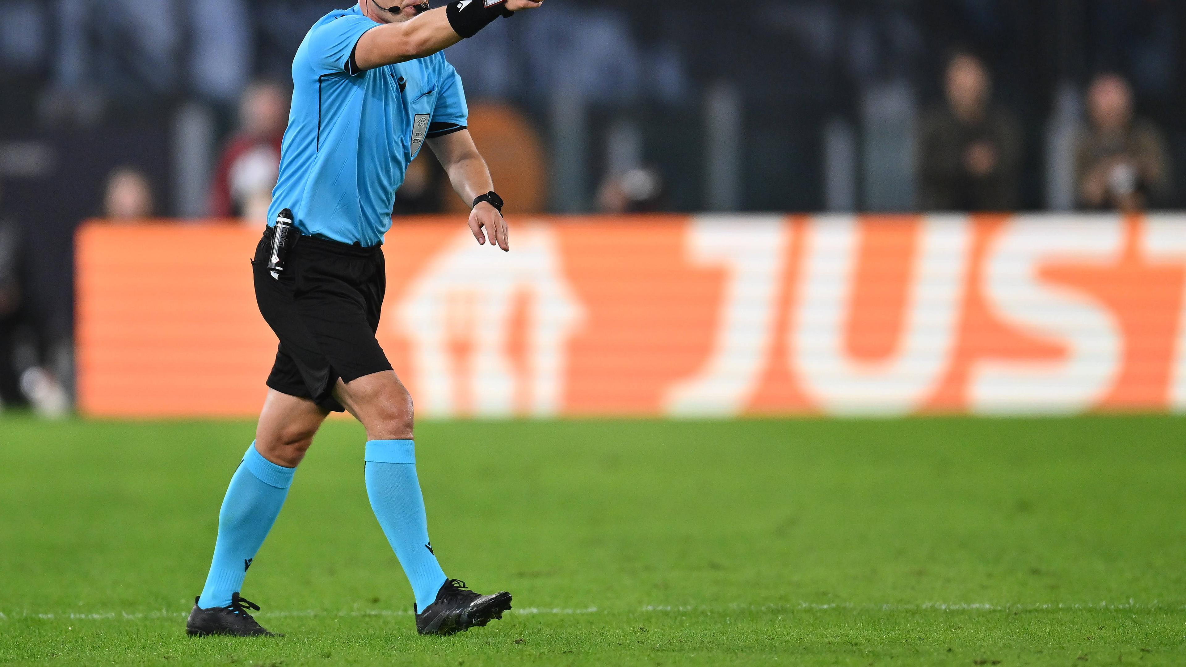 Ein Schiedsrichter während eines Fußballspiels.