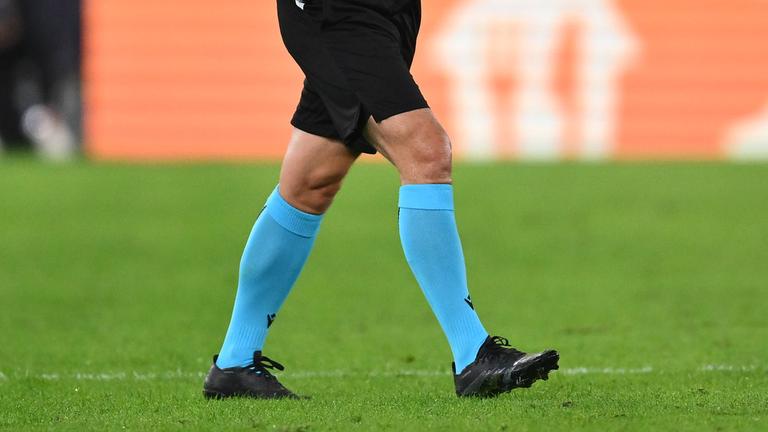 Ein Schiedsrichter während eines Fußballspiels.