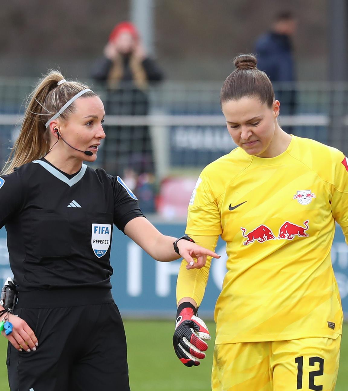 Schiedsrichterin Fabienne Michel im Disput mit Torwart Elvira Herzog 
