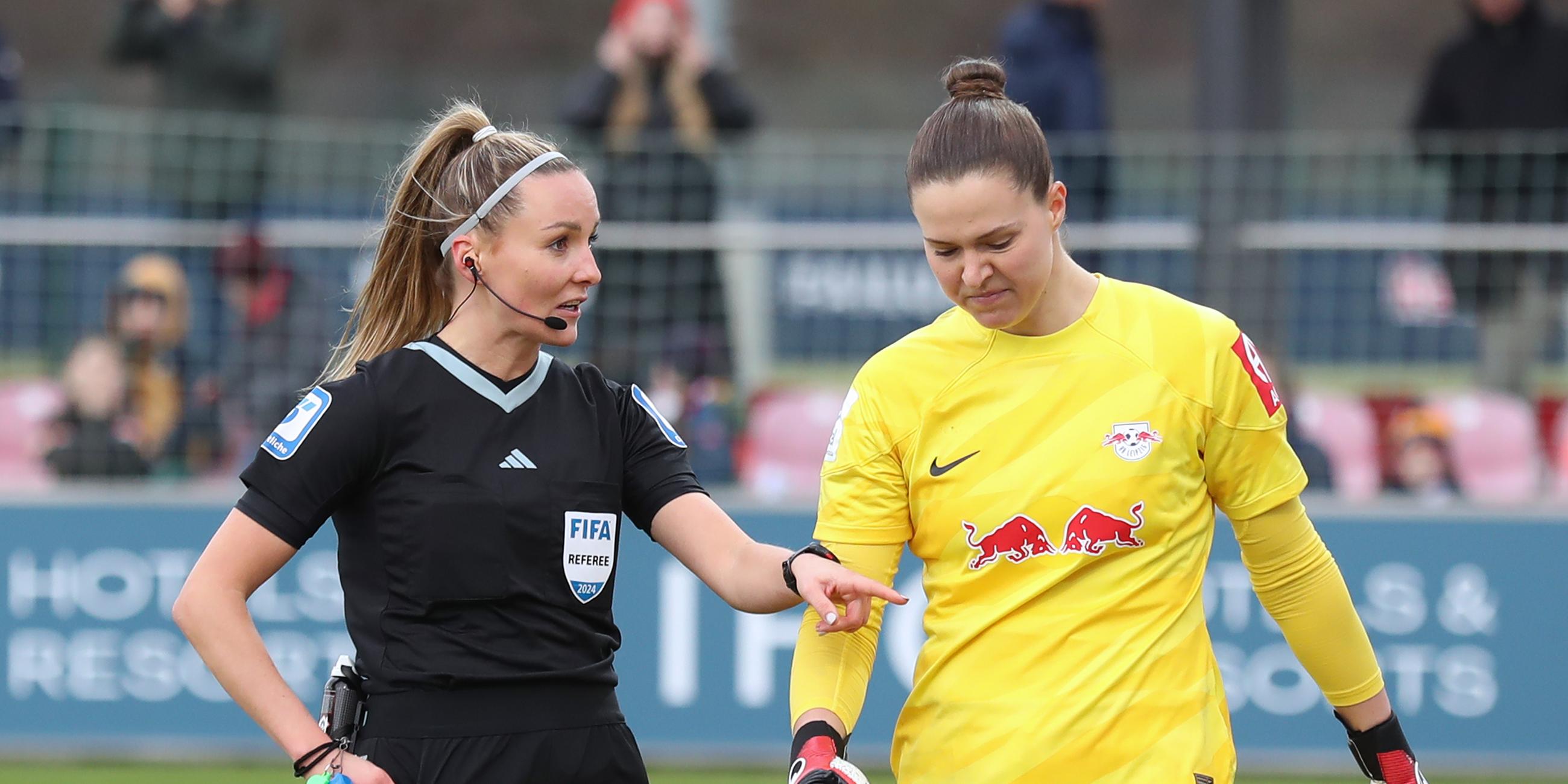 Schiedsrichterin Fabienne Michel im Disput mit Torwart Elvira Herzog 