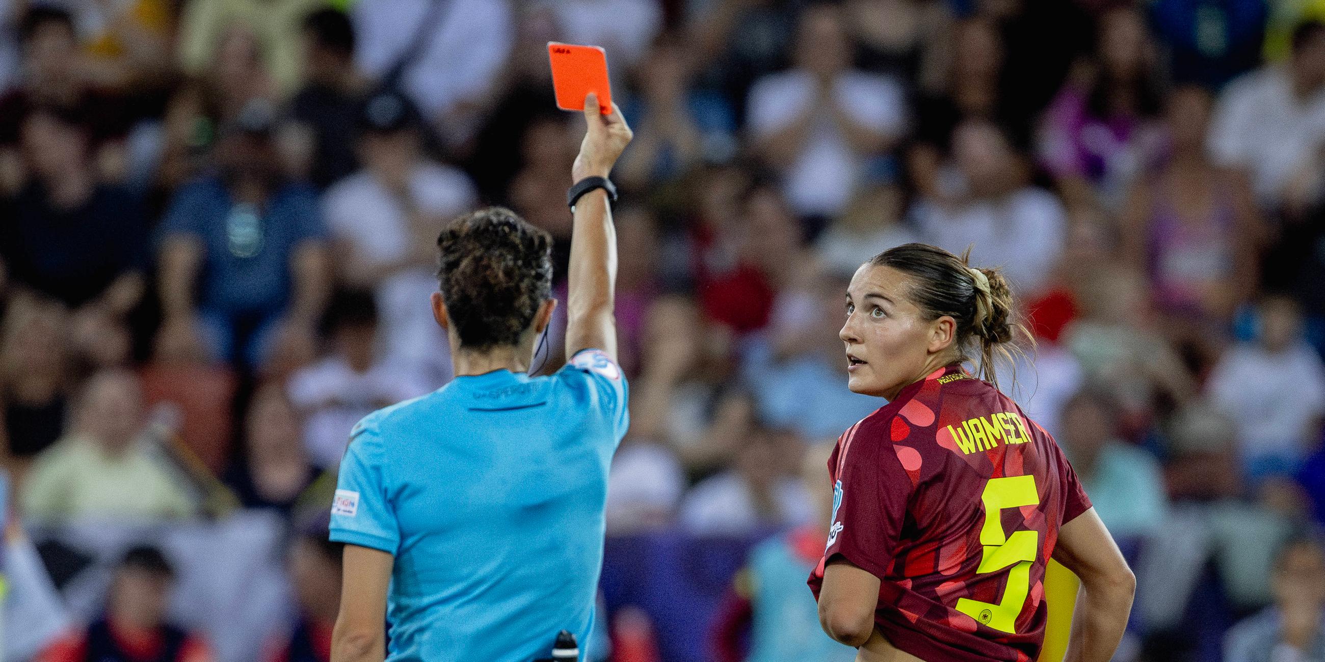 Schiedsrichterin Ivana Martinčić schickt Carlotta Wamser (Deutschland) während des Spiels zwischen Schweden und Deutschland vom Platz.