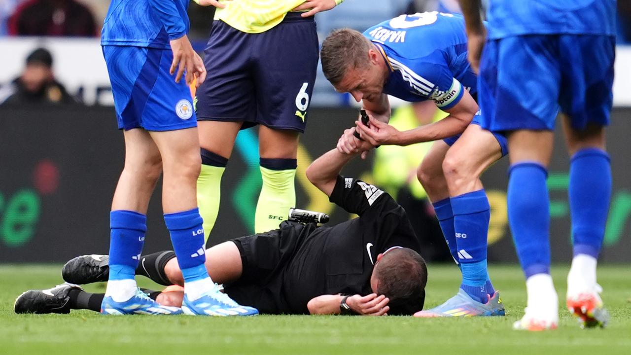 Leicester: Schiedsrichter David Webb scheint nach einem Zusammenstoß mit Jordan Ayew (rechts) von Leicester City verletzt zu sein
