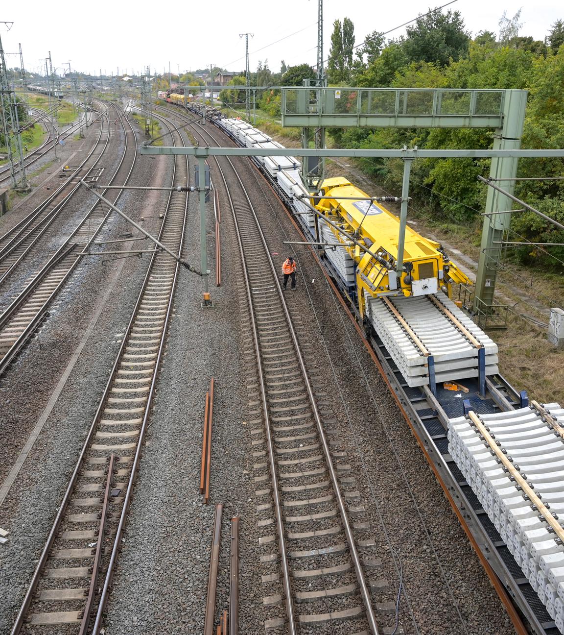 Riesige Gleisbaumaschine im Einsatz