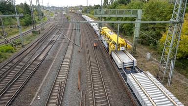Riesige Gleisbaumaschine im Einsatz