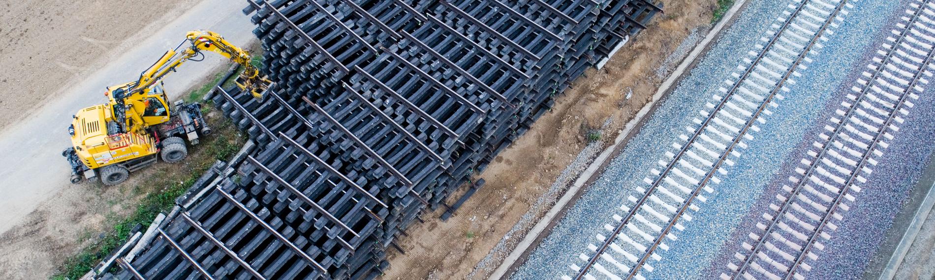 Luftaufnahme von Sanierungsarbeiten an Bahnschienen im Landkreis Hildesheim.