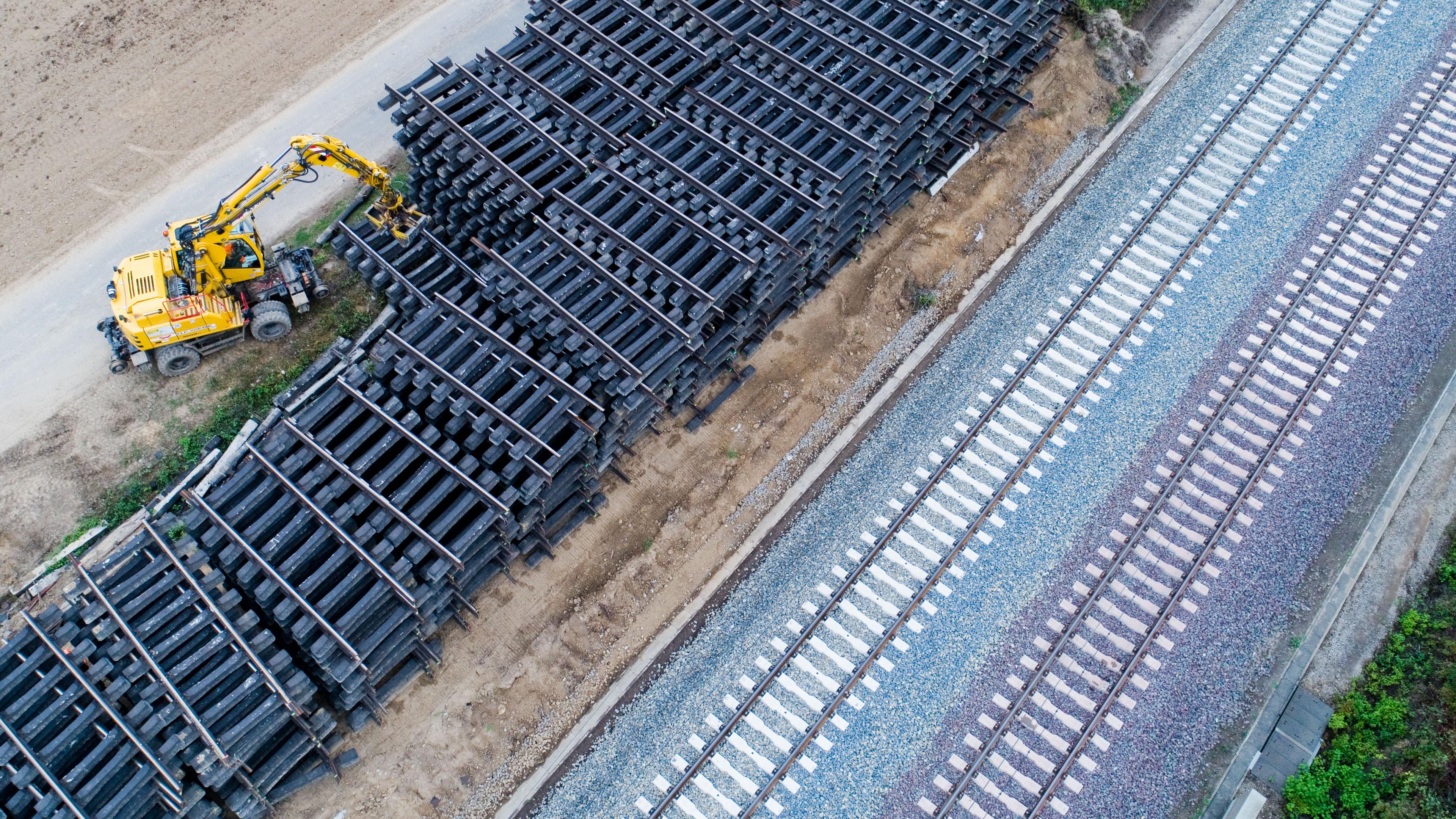 Luftaufnahme von Sanierungsarbeiten an Bahnschienen im Landkreis Hildesheim.