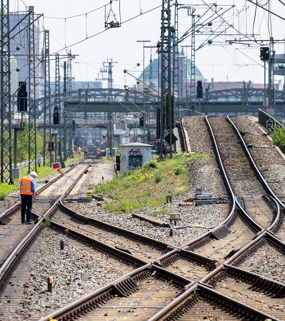 Archiv: Ein Arbeiter untersucht Bahngleise, aufgenommen am 12.05.2018 in München