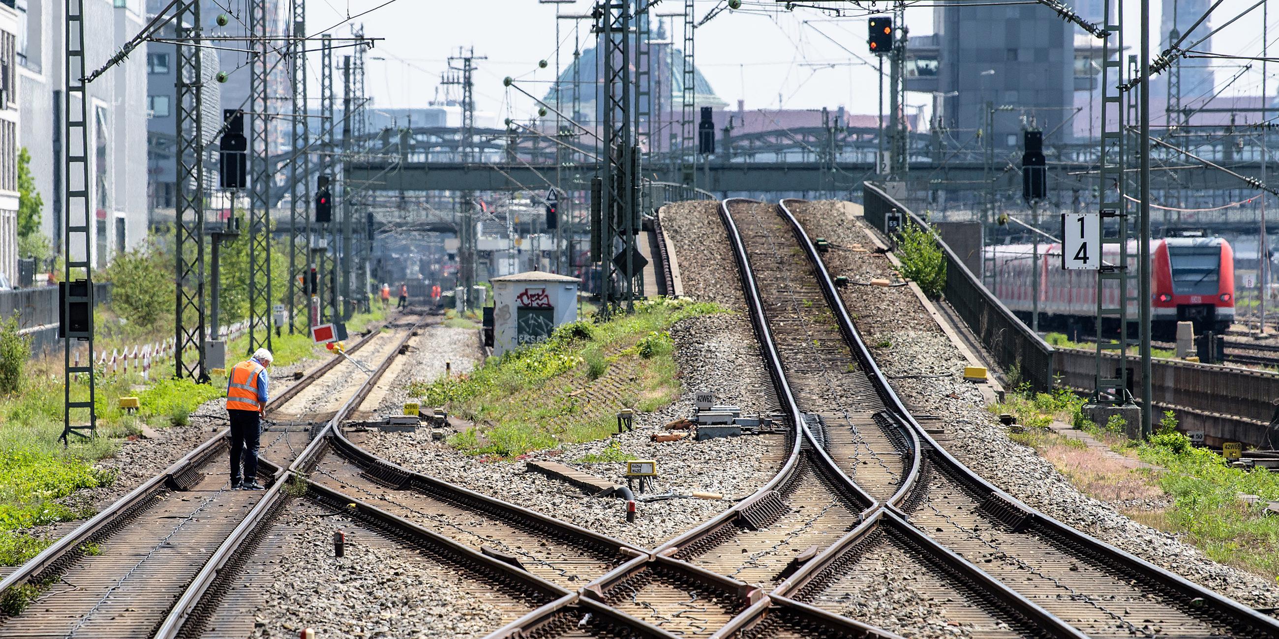 Archiv: Ein Arbeiter untersucht Bahngleise, aufgenommen am 12.05.2018 in München