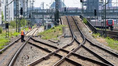 Archiv: Ein Arbeiter untersucht Bahngleise, aufgenommen am 12.05.2018 in München