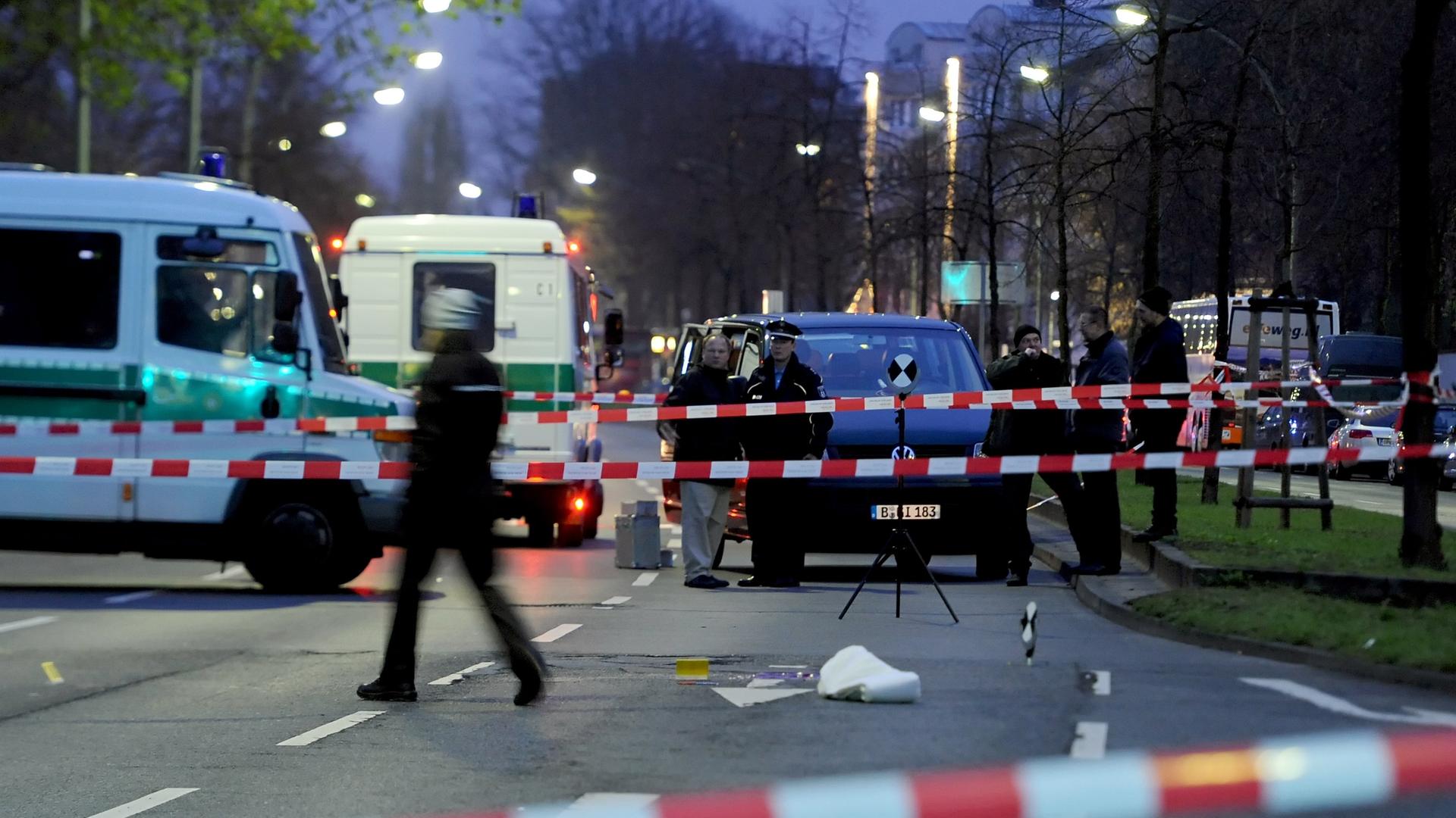 Abgesperrte Strasse in Schöneberg nach Schießerei