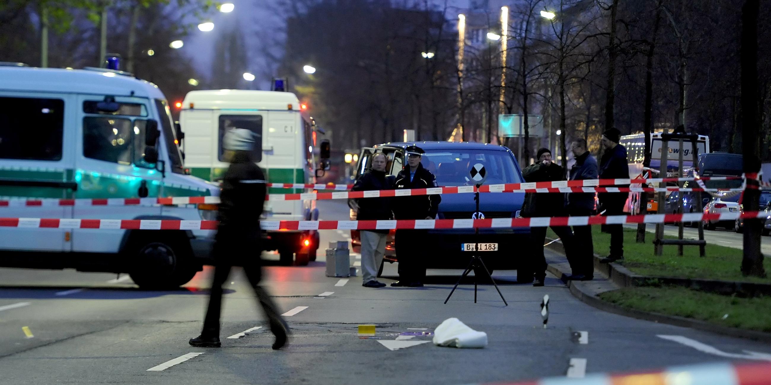 Abgesperrte Strasse in Schöneberg nach Schießerei