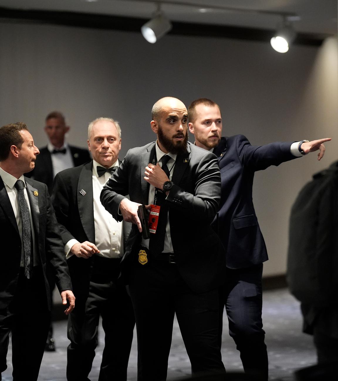 Sicherheitskräfte stehen bei dem Dinner der White House Correspondents’ Association Wache, an dem US-Präsident Donald Trump und First Lady Melania Trump am 25.04.2026 in Washington, D.C., USA, teilnehmen. 