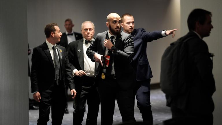 Sicherheitskräfte stehen bei dem Dinner der White House Correspondents’ Association Wache, an dem US-Präsident Donald Trump und First Lady Melania Trump am 25.04.2026 in Washington, D.C., USA, teilnehmen. 