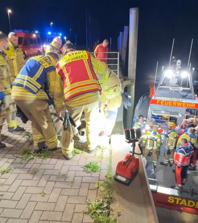 Rettungskräfte bei einer Rettung an der Elbe.
