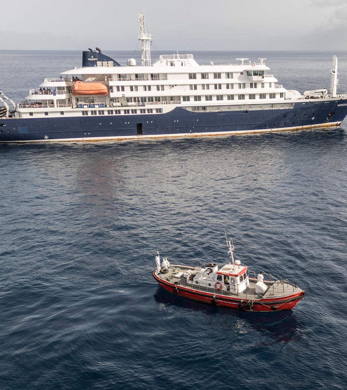 Ambulanzboot mit Schutzanzug-Crew nähert sich der MV Hondius vor Praia zur Evakuierung Erkrankter nach Hantavirus-Ausbruch.