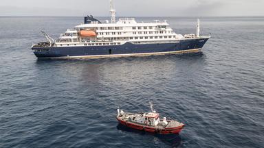Ambulanzboot mit Schutzanzug-Crew nähert sich der MV Hondius vor Praia zur Evakuierung Erkrankter nach Hantavirus-Ausbruch.