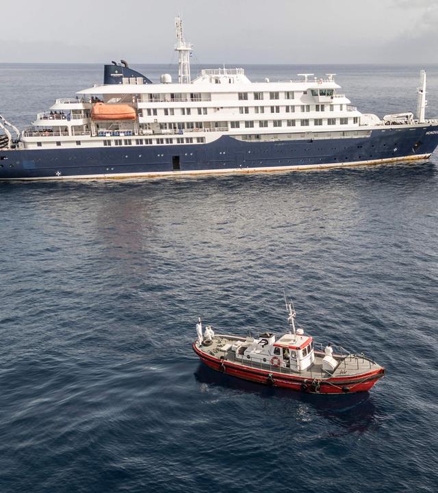 Ambulanzboot mit Schutzanzug-Crew nähert sich der MV Hondius vor Praia zur Evakuierung Erkrankter nach Hantavirus-Ausbruch.