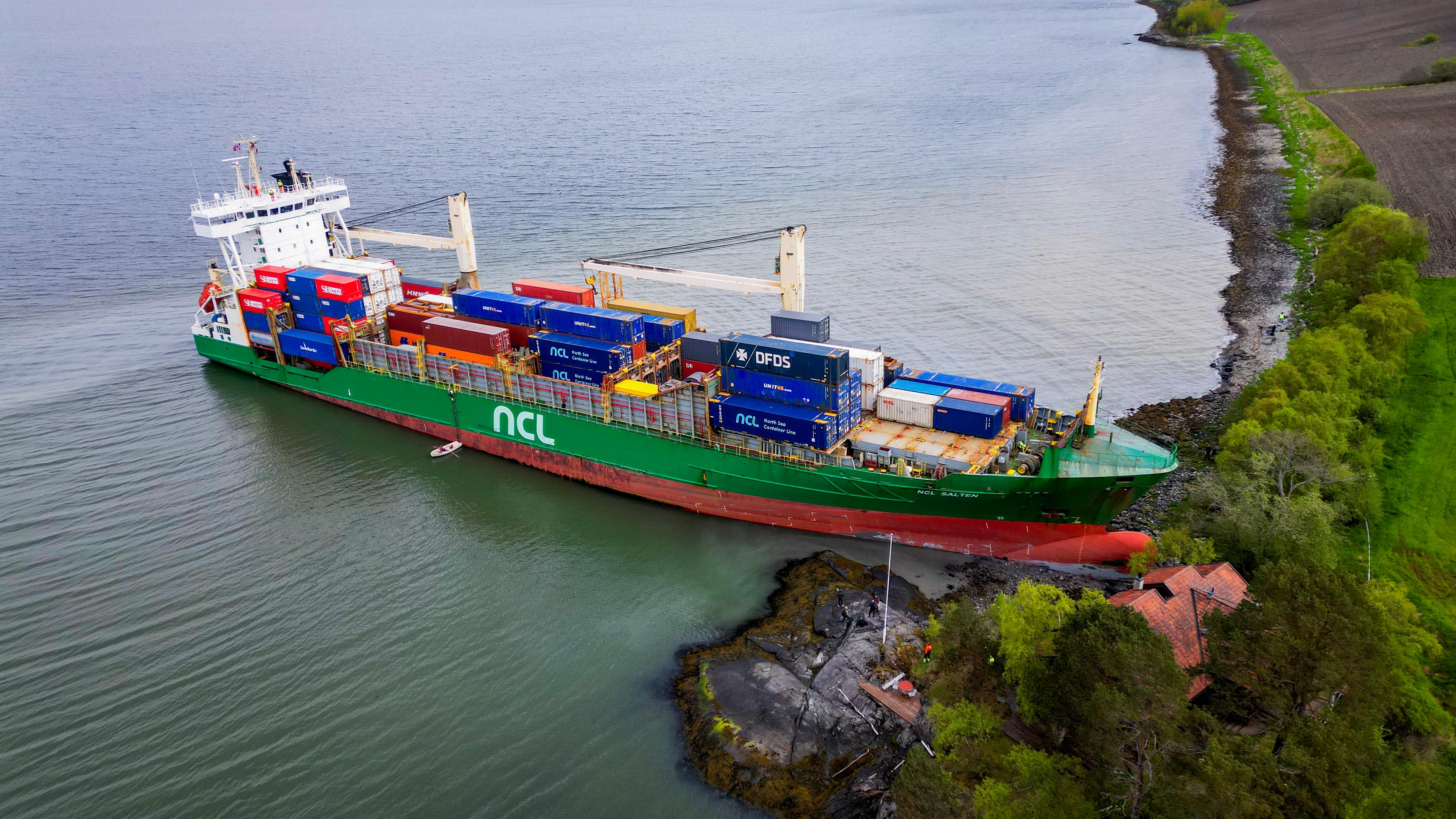 22.05.2025, Norwegen, Trondheim: Ein 135 Meter langes Containerschiff ist in der Nacht zum 22. Mai im Trondheimsfjord bei Byneset auf Grund gelaufen und hätte beinahe ein Haus gerammt.