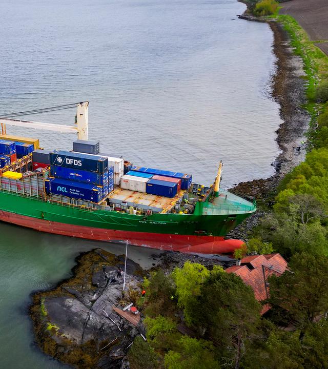 22.05.2025, Norwegen, Trondheim: Ein 135 Meter langes Containerschiff ist in der Nacht zum 22. Mai im Trondheimsfjord bei Byneset auf Grund gelaufen und hätte beinahe ein Haus gerammt.