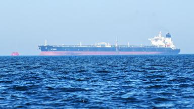 Ein Öltanker im Meer vor Kuwait aus der Ferne.