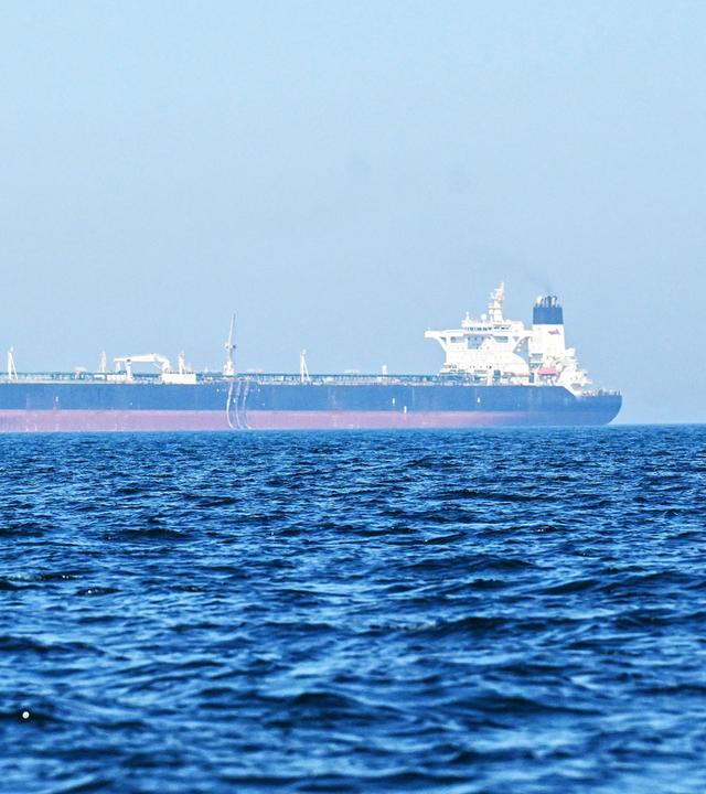 Ein Öltanker im Meer vor Kuwait aus der Ferne.