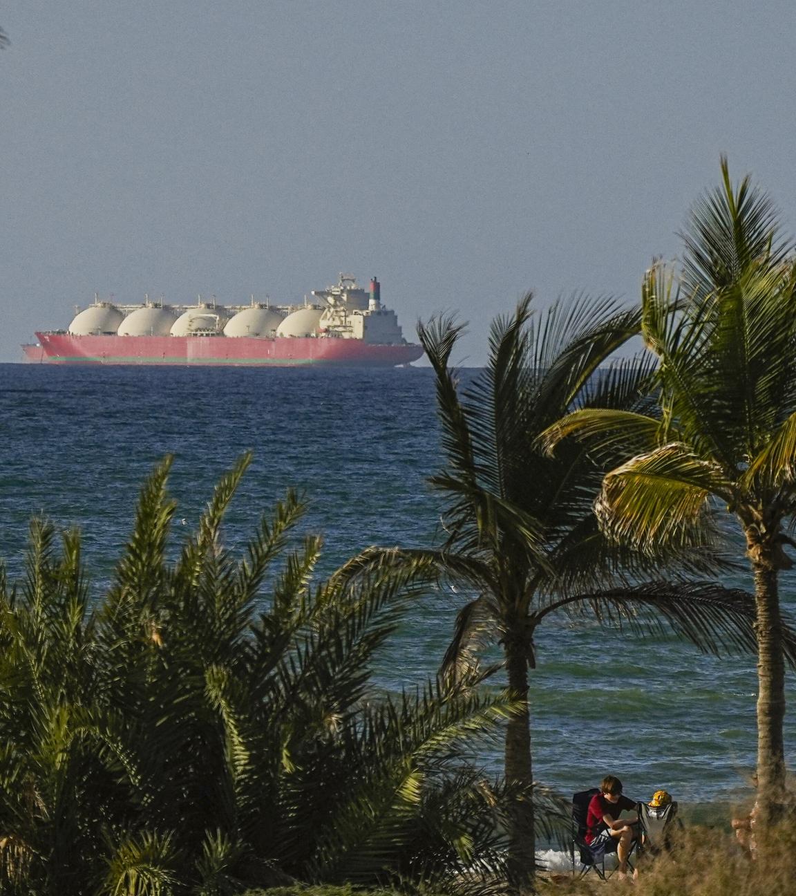 Schiffe passieren die Straße von Hormus nach dem Waffenstillstand zwischen den USA und dem Iran am 08.04.2026.