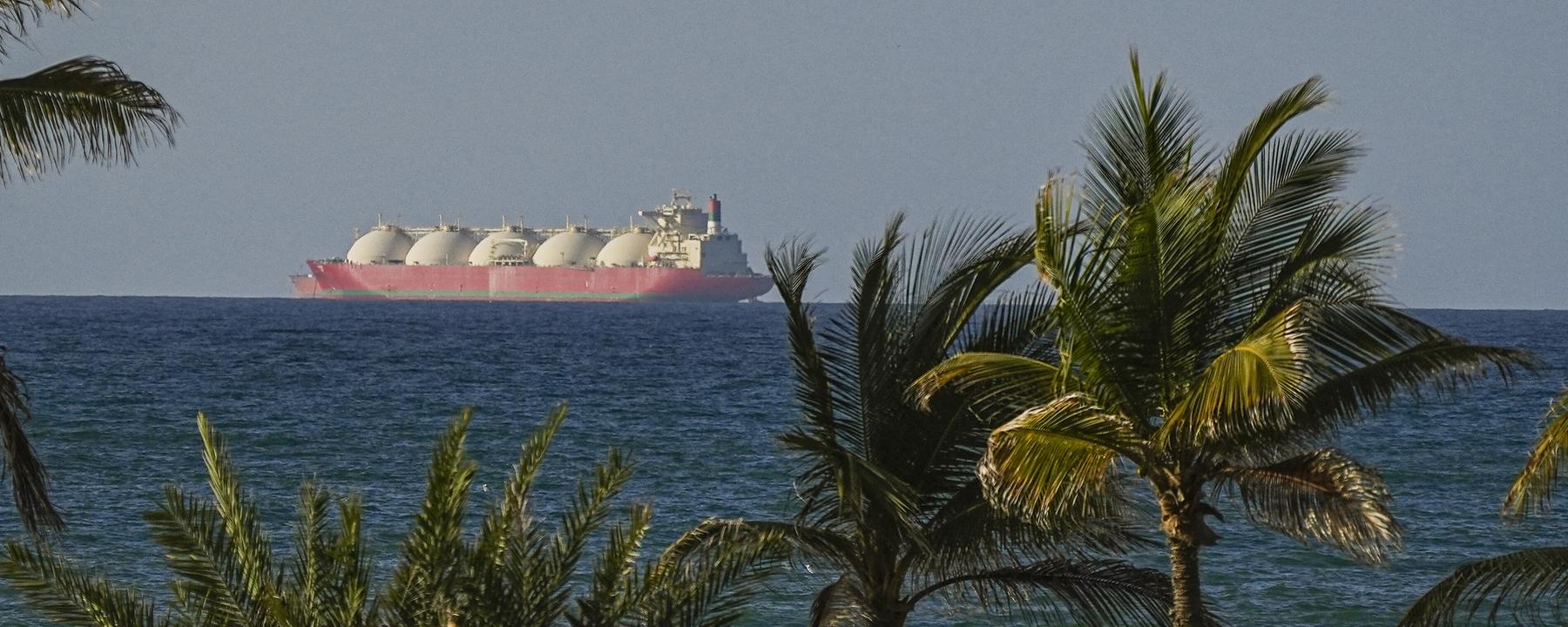Schiffe passieren die Straße von Hormus nach dem Waffenstillstand zwischen den USA und dem Iran am 08.04.2026.