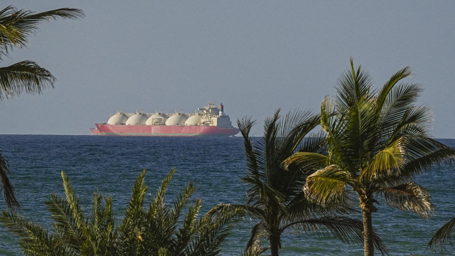 Schiffe passieren die Straße von Hormus nach dem Waffenstillstand zwischen den USA und dem Iran am 08.04.2026.