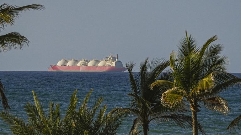 Schiffe passieren die Straße von Hormus nach dem Waffenstillstand zwischen den USA und dem Iran am 08.04.2026.