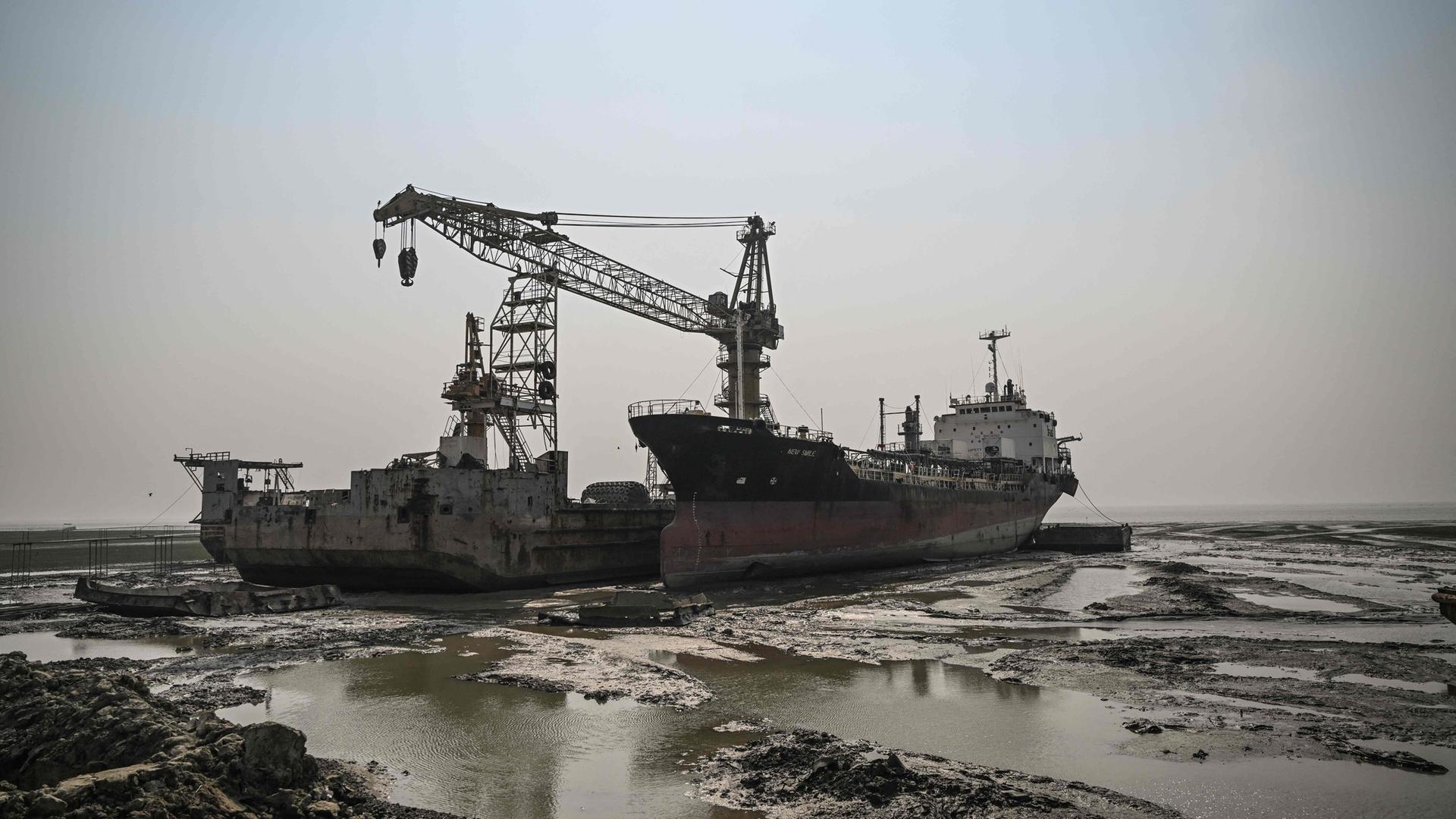 Ein alter Frachter wartet in Chittagong in Bangladesch auf seine Verschrottung. Häufig geschieht das Recycling unter fragwürdigen Bedingungen.