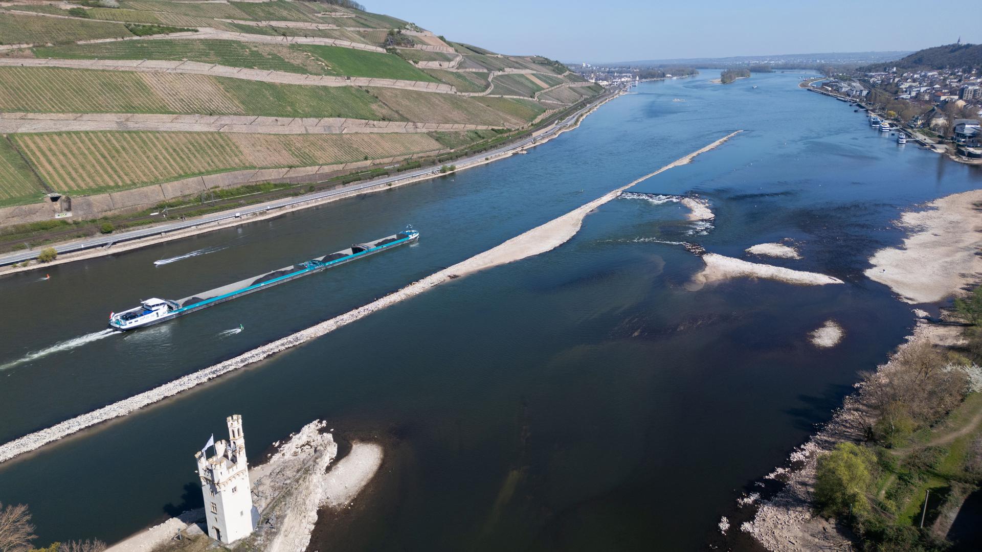Rheinland-Pfalz, Bingen: Ein Binnenschiff fährt auf dem Rhein bei Bingen am Mäuseturm vorbei (Luftaufnahme).