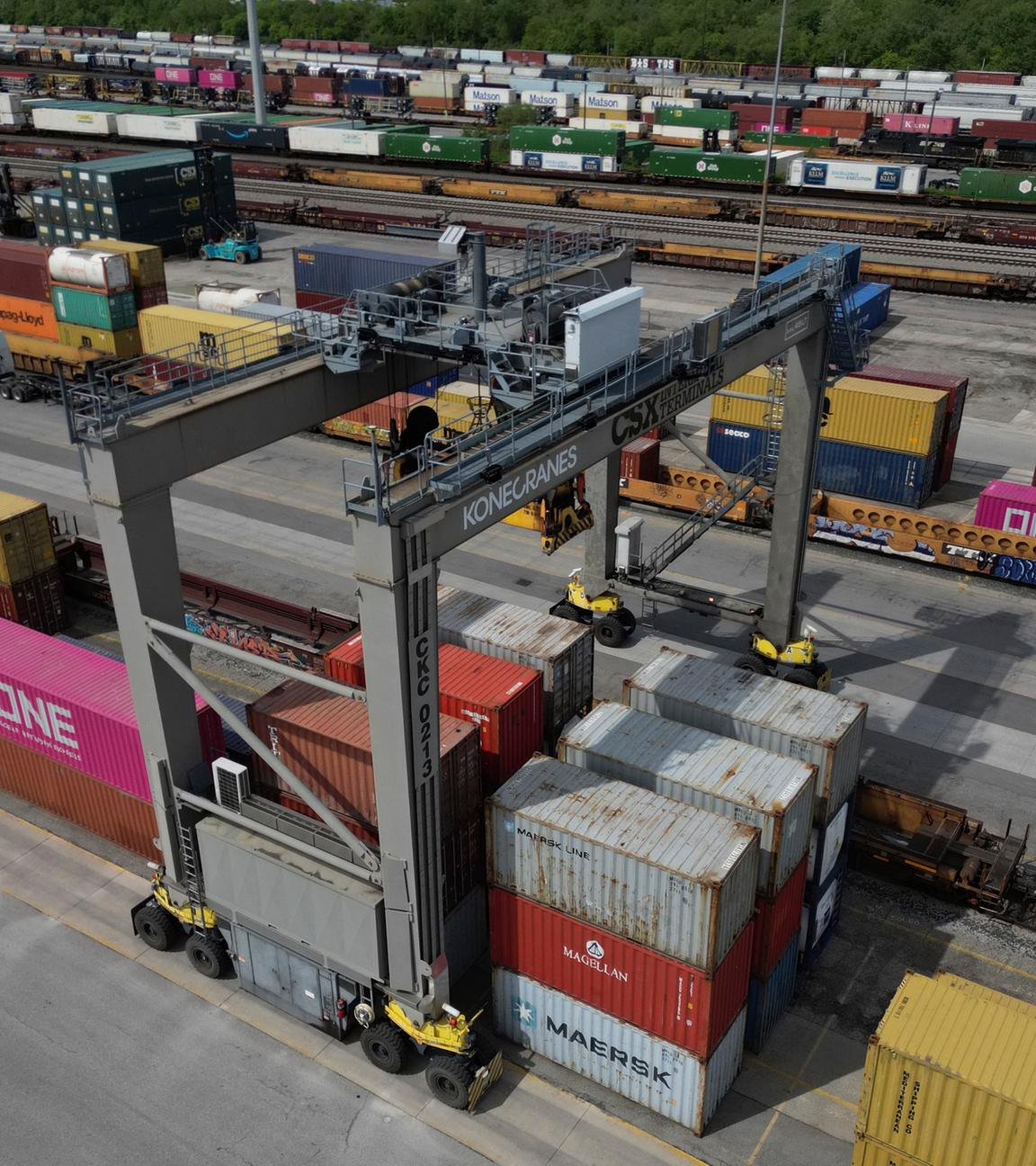 Cincinnati: Schiffscontainer stehen aufgereiht neben einem Kran bei CSX Intermodal Terminals, einem Anbieter von schienengestützten Gütertransporten, im CSX Queensgate Rail Yard.