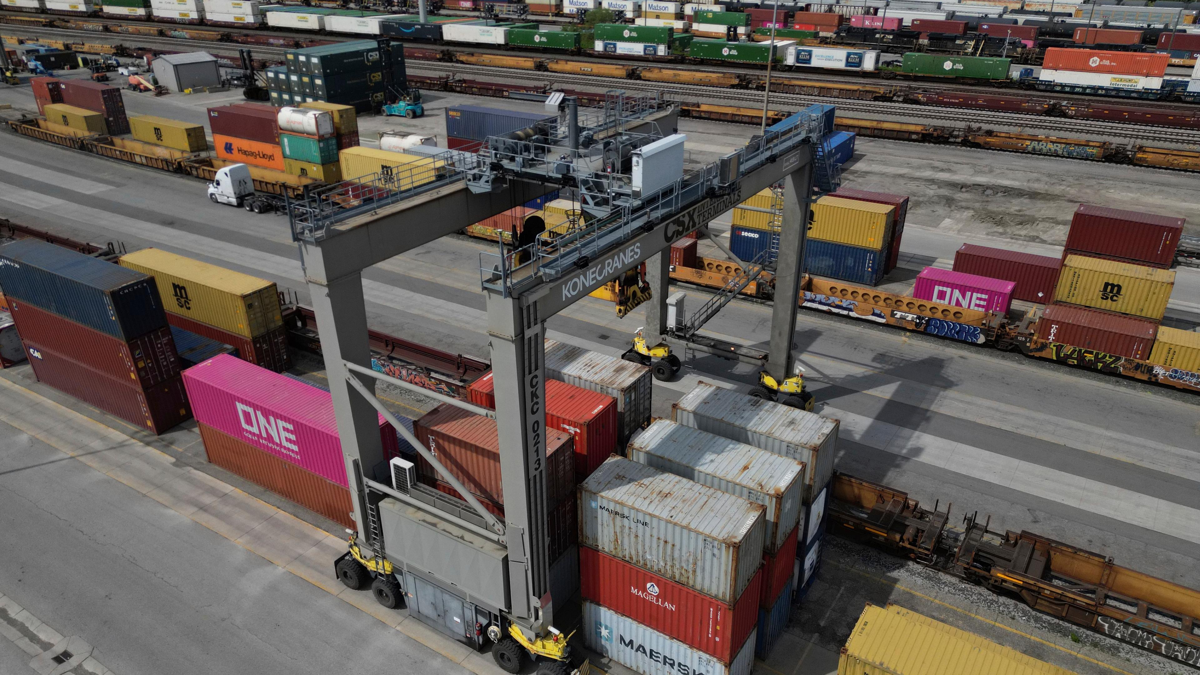 Cincinnati: Schiffscontainer stehen aufgereiht neben einem Kran bei CSX Intermodal Terminals, einem Anbieter von schienengestützten Gütertransporten, im CSX Queensgate Rail Yard.