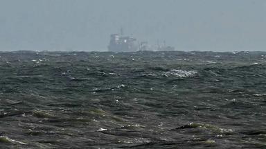 Der Tanker Stena Immaculate, der mit dem Containerschiff Solong kollidierte, taucht in einiger Entfernung vor der Küste von Withernsea im Osten Englands auf