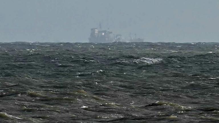 Der Tanker Stena Immaculate, der mit dem Containerschiff Solong kollidierte, taucht in einiger Entfernung vor der Küste von Withernsea im Osten Englands auf