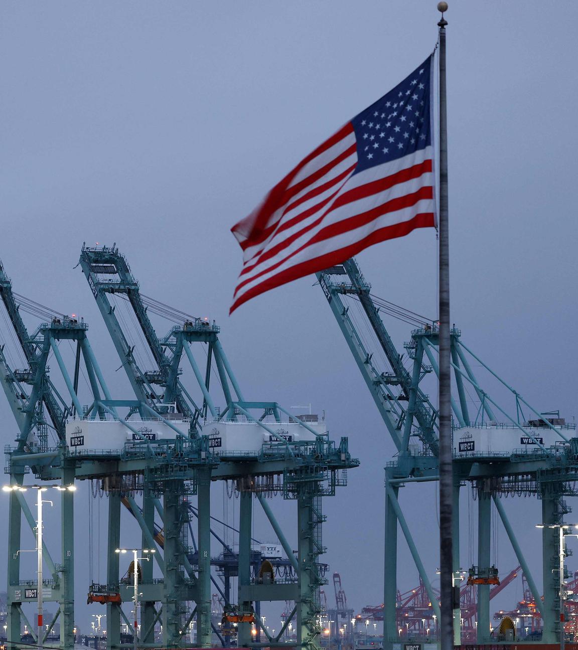 Ein Blick auf die Schiffskräne im Hafen von Los Angeles
