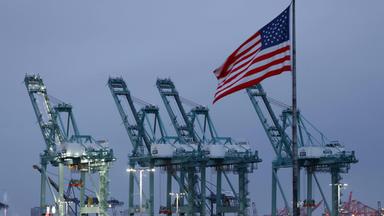 Ein Blick auf die Schiffskräne im Hafen von Los Angeles