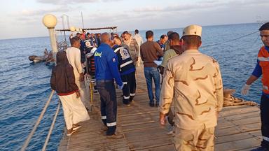 Sanitäter und Menschen warten auf mögliche Überlebende in Marsa Alam (Ägypten), aufgenommen am 25.11.2024